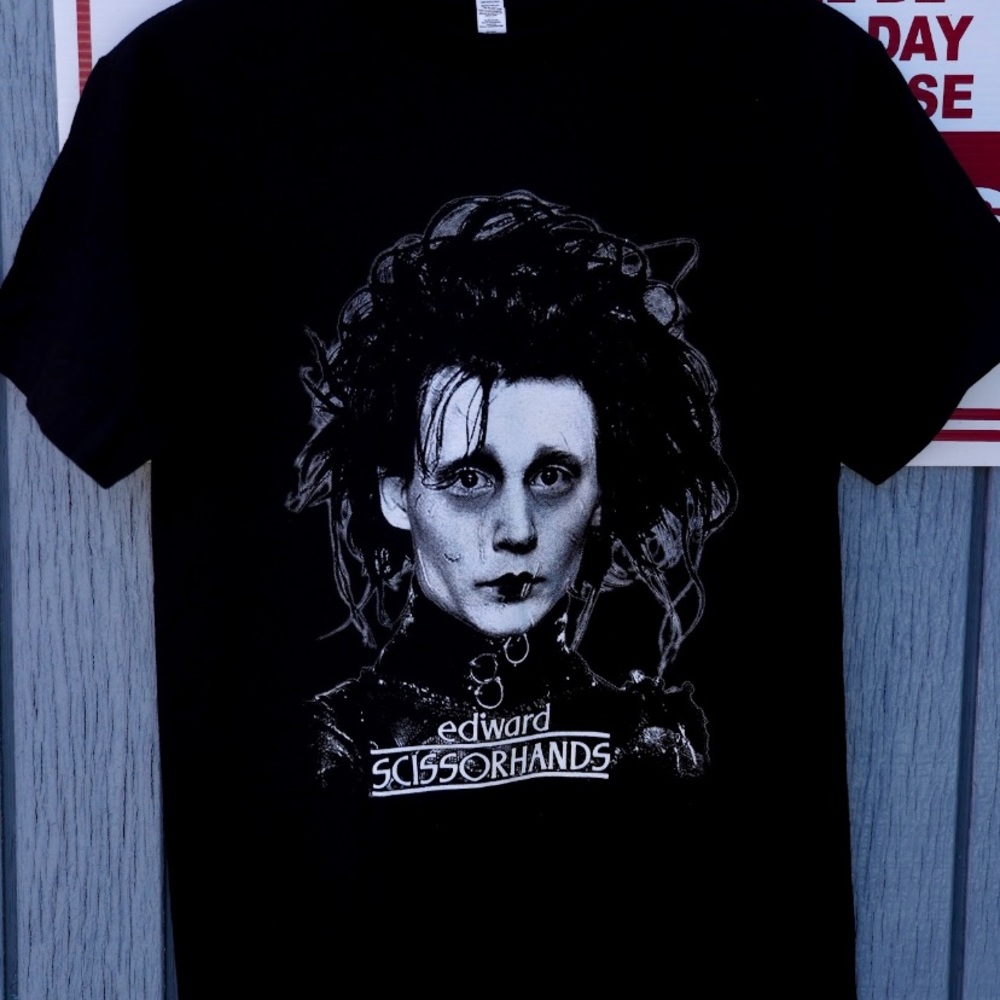 EDWARD SCISSOR HANDS HALLOWEEN GRAPHIC TSHIRT